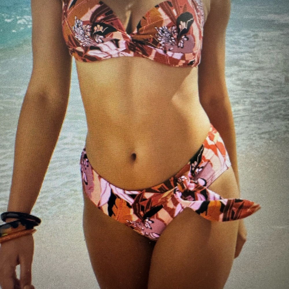 Floral Pink Bikini Bottom VENUS. SIZE 8. NWT